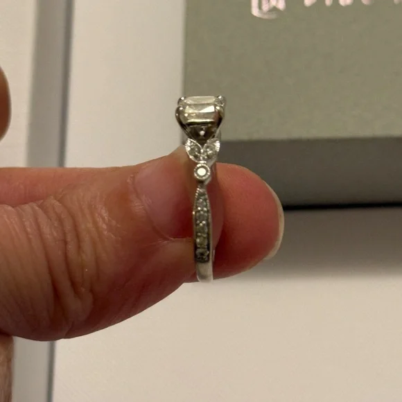 Elegant Silver cushion cut diamond engagement ring - Picture 6 of 11